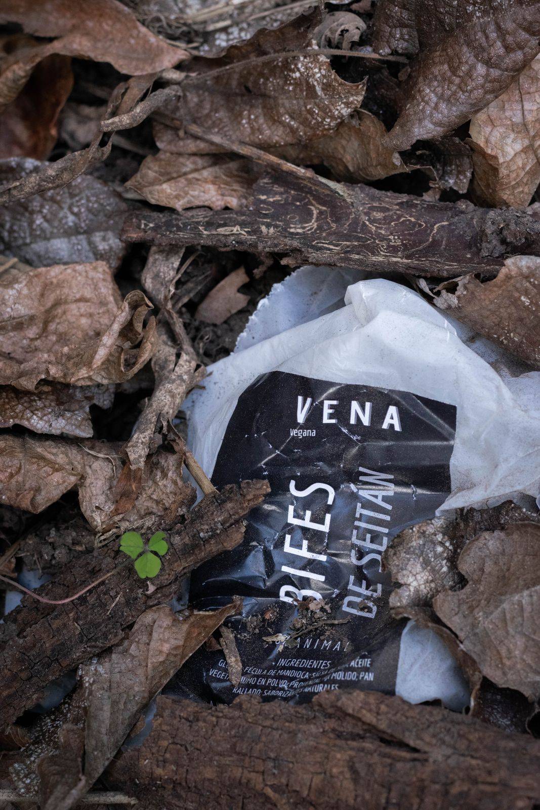 Paquete de VENA en bolsa compostable entre hojas secas