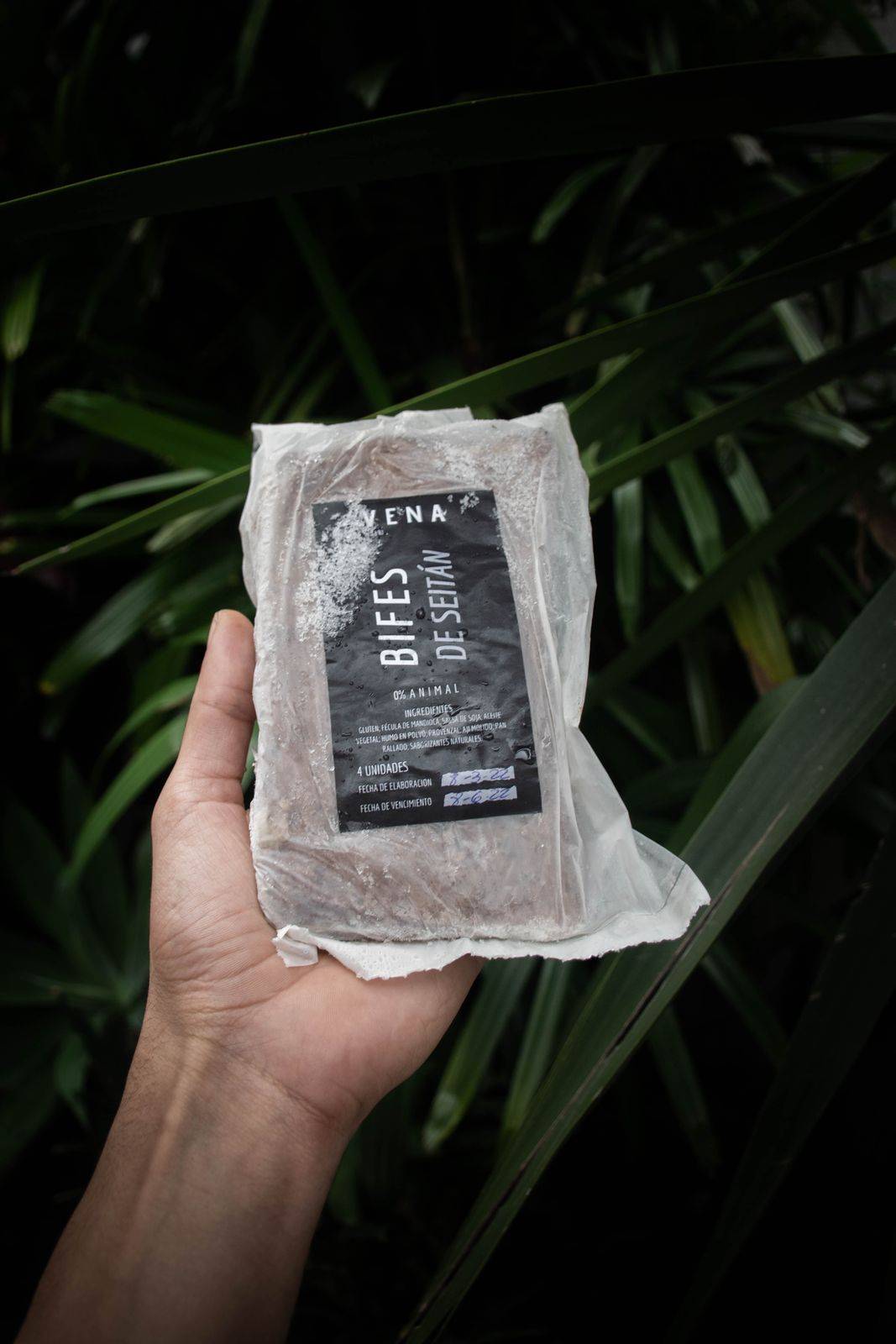 Paquete de bifes de seitán VENA en la mano
