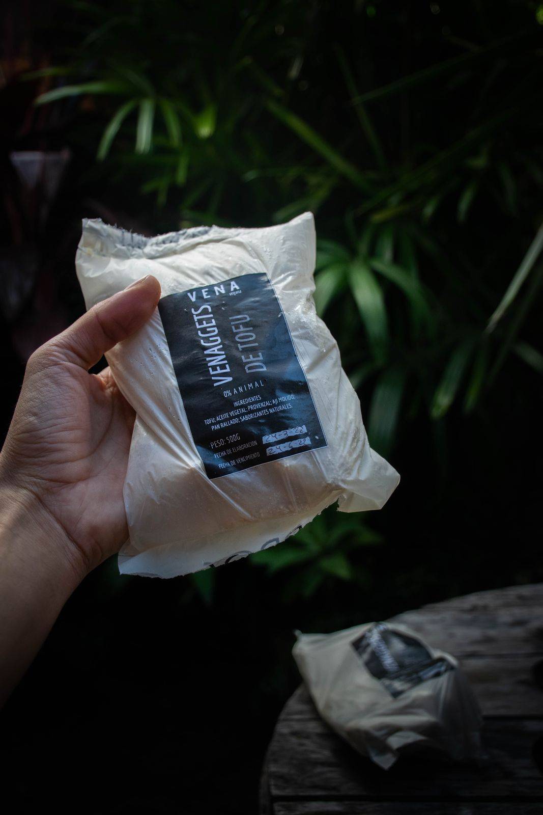 Paquete de Venaggets de tofu VENA en la mano